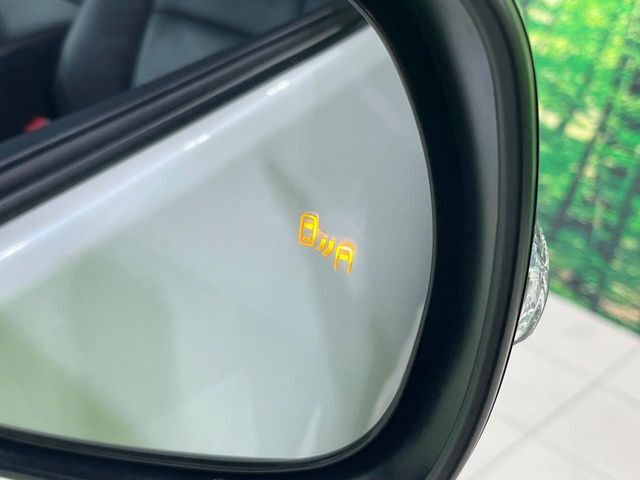 【ブラインドスポットモニター】走行中、ドアミラーの死角になりやすい箇所に後続車が接近するとサイドミラーのレンズに警告を表示！ドライバーに注意喚起をしてくれます。