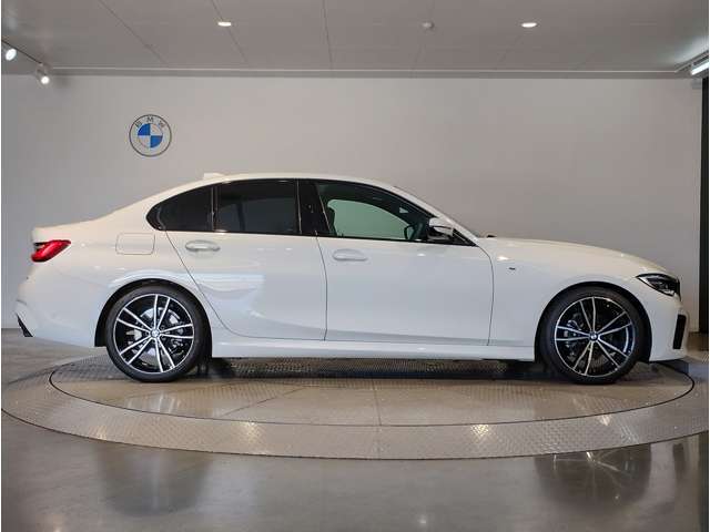 ☆BMWの前後重量配分50:50はエンジン自体をフロントタイヤよりも後ろにずらし、通常はエンジンルーム内に搭載される重量物であるバッテリーをトランクに移動させるなどして実現されています☆