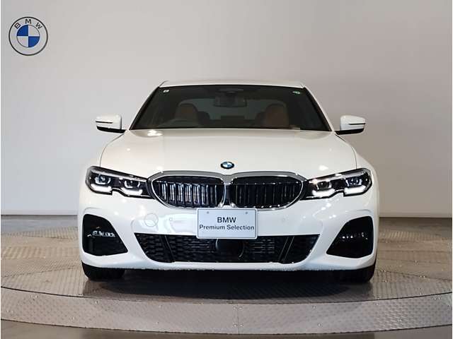 ☆BMWの代名詞とも言える【キドニーグリル】一目見ただけでBMW車であると認識できる確固たるアイコンとして存在感を放ちます☆