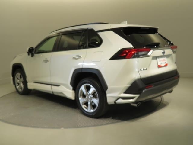 ハイブリッドならではの装備。EVスイッチを押すとモーターのみの走行ができますよ。モーターで駆動するのでガソリンエンジンと比べると静かなので、早朝や深夜など大きな音を出さずに運転できます。