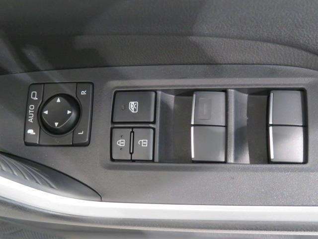 パワーウィンドのスイッチです。運転席に座りながら、助手席や後席の窓を開け閉めできるので大変便利ですよ。