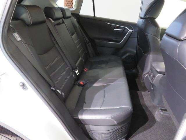 【後部座席】も当然、綺麗・清潔に仕上げております。内装の綺麗なお車は気持ちが良いですし、コンディションのいい車が多いです。これもオススメの1台です。