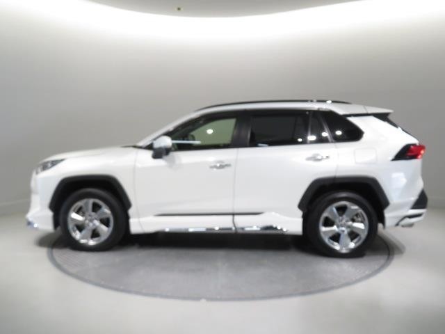 「サイドフォルム」です。流れるようなボディラインが魅力的ですよね。乗降しやすそうなのが、わかりますよね。