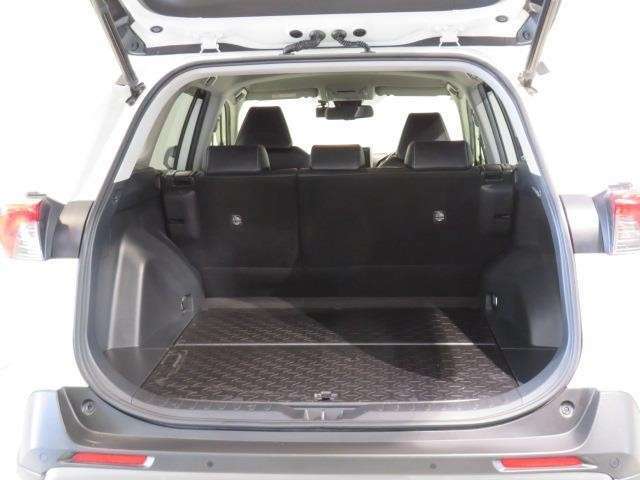 広々としたラゲージスペースを備えています。大きなものや長さのある荷物もしっかりと積み込めます。