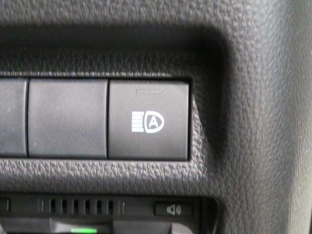 オートマチックハイビームとは、先行車や対向車のライトを認識し、ハイビームとロービームを自動で切り替える機能です。夜道の視界を確保します。詳細は販売店スタッフまでおたずねください。