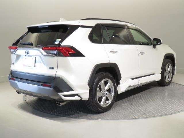 ハイブリッド車は走行モードを選択することができます。力強く走る時は「PWRモード」・燃費重視の時は「ECOモード」・モーターのみで静かに走る時は「EVモード」と状況に応じて使い分けできます。