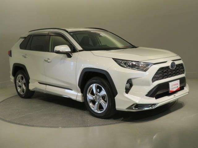 ハイブリッドは低燃費や環境に優しいだけじゃない！モーターとエンジンが付いているのでハイブリッドなんです。上り坂などもその特性を活かして、ラクラク上ってくれますよ。