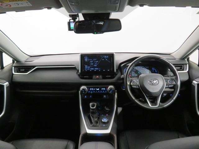 シンプルながら機能性あふれる運転席廻りです。視界性もよく、運転しやすいですよ。