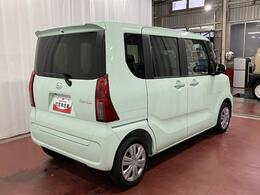 両側スライドドアなら、狭い駐車場でも両サイドに停まるクルマのドアにぶつける心配がなく安心です！