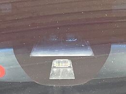 【シティブレーキアクティブシステム】低速走行中に前方の車両等を認識し、衝突しそうな時は警報とブレーキで衝突回避と被害軽減をアシスト。より安全にドライブをお楽しみいただけます。