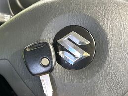 【キーレス】少し離れた場所からでもボタン一つでドアの開錠・施錠ができるのでとっても便利！ドアの鍵穴周りに傷をつけることもありません♪