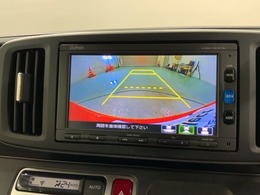 リバースギアに入れるだけで後方の表示へ切り替わります。夜間や雨の日の駐車も楽になりますよ。
