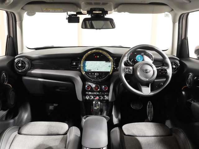 ■高年式、低走行、装備や価格に魅力があるなど、専門店の目線で厳選した高品質なミニのみ厳選し、約250台以上の新旧ミニの中からお気に入りの1台をお選びいただけます■マッチした1台がきっと見つかりますよ♪