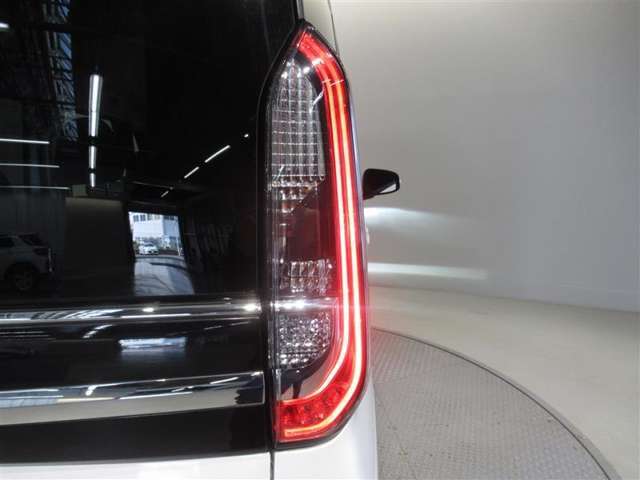 LEDテールライトです。省電力、高輝度のLEDは明るく照らすので夜間運転時の視認性を高めます。スタイリッシュな見た目で細かいところもこだわりたいあなたに！