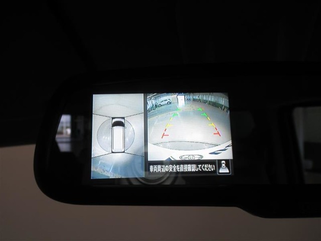 パノラミックビューモニター付きです。車両を上から見たような映像をディスプレイオーディオ画面に表示。運転席からの目視だけでは見にくい、車両周辺の状況をリアルタイムでしっかり確認できます。