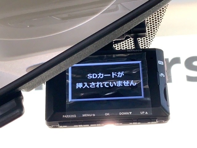 リバースギアに入れるだけで後方の表示へ切り替わります。夜間や雨の日の駐車も楽になりますよ。