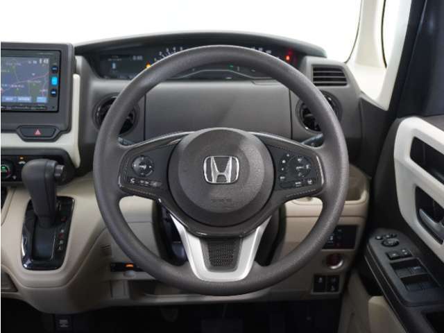 【Honda SENSING】 カメラ等装置で精度の高い検知能力を発揮、安全運転を支援します。ステアリング上のコントローラーに注目！