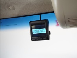 ◆ドライブレコーダー◆映像・音声などを記録する自動車用の装置です。　もしもの事故の際の記録はもちろん、旅行の際の思い出としてドライブの映像を楽しむことができます。