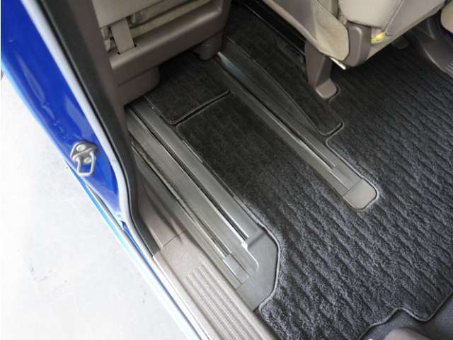 助手席を後ろへスライドすれば運転席後に座るお子様のお世話を楽に。前にスライドすれば後席にお子様を座らせた後にそのまま運転席に。大きく動く助手席で空間を自在に変化！快適な生活をサポートします。