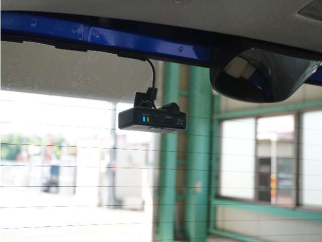 この車にはリアにもドライブレコーダーを装備しております◆映像・音声などを記録する自動車用の装置です。　もしもの事故の際の記録はもちろん、旅行の際の思い出としてドライブの映像を楽しむことができます。