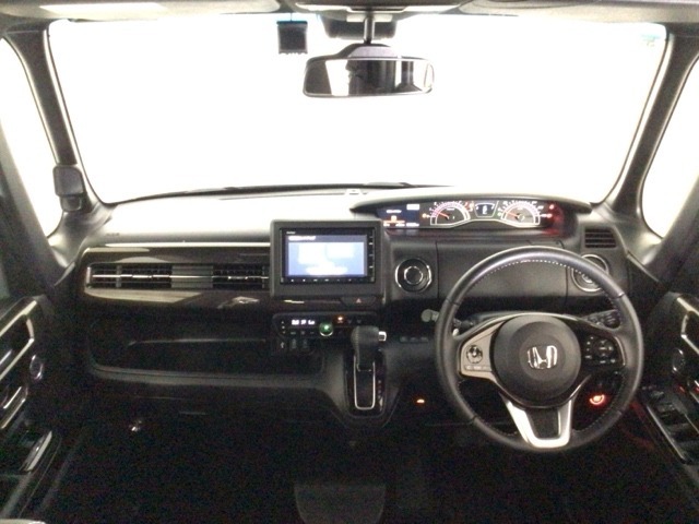 【前方視界】開放的な前方視界！運転がしやすく疲れにくいです♪窓が大きく、見通しがとっても良いおクルマですよ♪