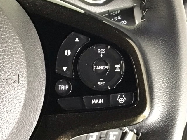 【アダプティブ・クルーズ・コントロール】予め設定した車速内でクルマが自動的に加減速。 前走車との適切な車間距離を維持しながら追従走行し、高速道路でのドライバーの疲労を軽減してくれる嬉しい機能付♪