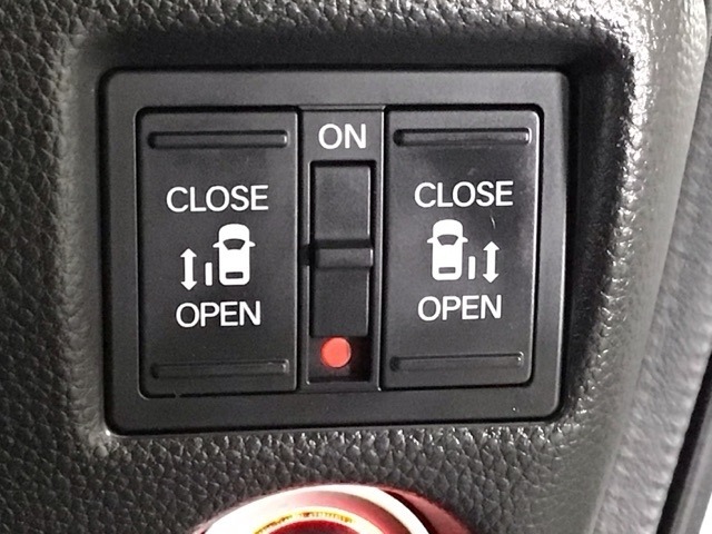 【両側パワースライドドア】両側がパワースライドドアになっており、運転席のスイッチやスマートキーでも開閉が可能です！開口部も広いので乗り降りも楽々♪