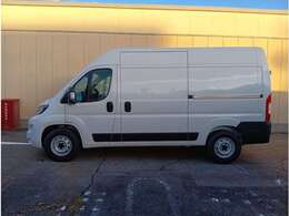 日本の交通道路事情に合った左スライドドアで乗り降りがしやすくなってます。