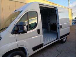 大開口スライドドアで横からの荷物の出し入れも便利です。