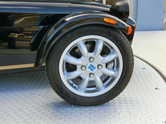 ホイールは、MINILITE。タイヤは、AVON　155/65R14