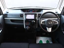 スッキリとしたタントカスタムらしいデザインのダッシュ回り！フロントビューの視認性もよく運転しやすいと思います★