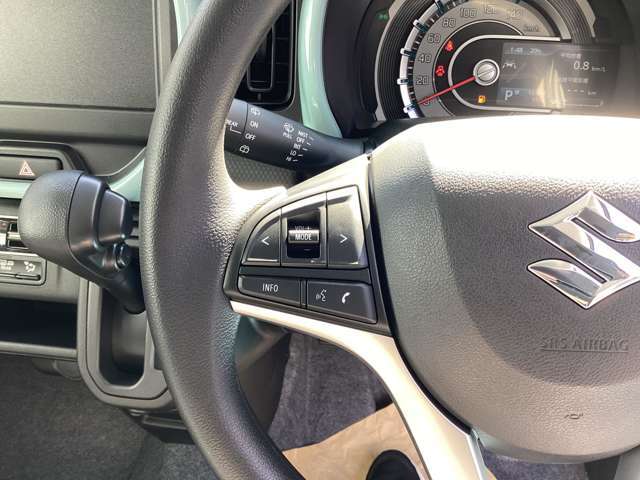 ナビリモコンがあれば運転中の操作時に、ハンドルから手を放しません！安全です。