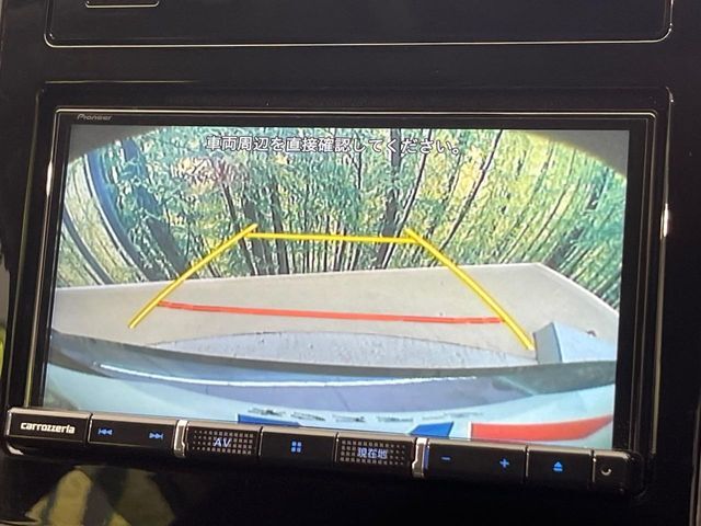 【バックカメラ】駐車時に後方がリアルタイム映像で確認できます。大型商業施設や立体駐車場での駐車時や、夜間のバック時に大活躍！運転スキルに関わらず、今や必須となった装備のひとつです！