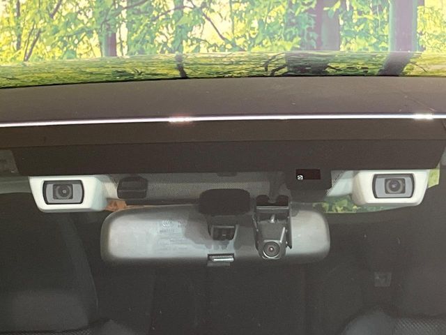 【アイサイトVer3】前方の車両等を検知し、衝突しそうな時は警報で注意を促し、ブレーキを踏む力をサポート。ブレーキを踏めなかった場合は衝突被害軽減ブレーキが作動、衝突回避をサポートします。