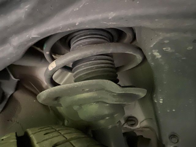 お車を安心してお乗りいただく為には、足回りの定期点検が欠かせません。サービスサポート（有償保証）では無料点検もご提供しており、安心のカーライフをお過ごしいただけるサポート体制が整っています。