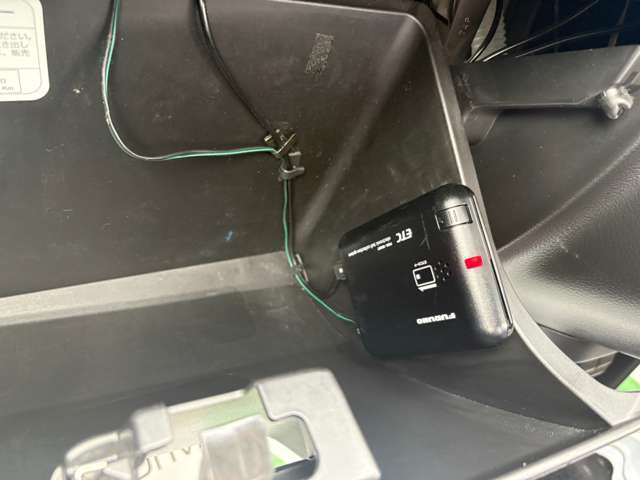 グローブボックスの中にETC車載器がついています。
