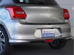 【リアパーキングセンサー】バンパーに付いたセンサーが障害物を検知。一定の距離に近づくとアラートで教えてくれます。狭い駐車スペースや車庫入れ時も安心です。