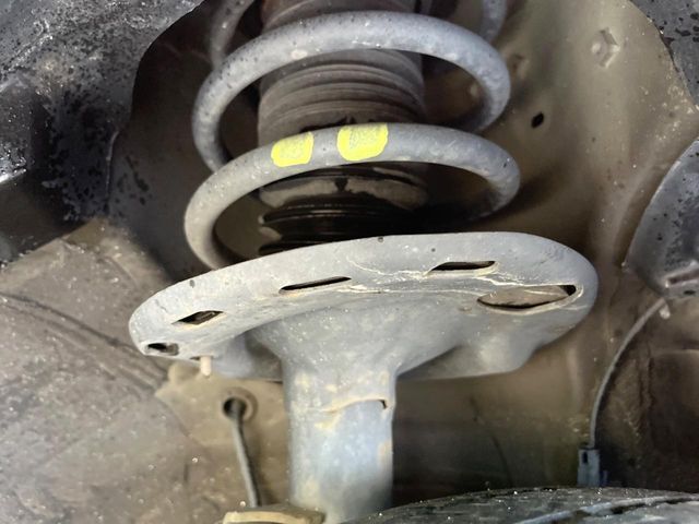 お車を安心してお乗りいただく為には、足回りの定期点検が欠かせません。サービスサポート（有償保証）では無料点検もご提供しており、安心のカーライフをお過ごしいただけるサポート体制が整っています。