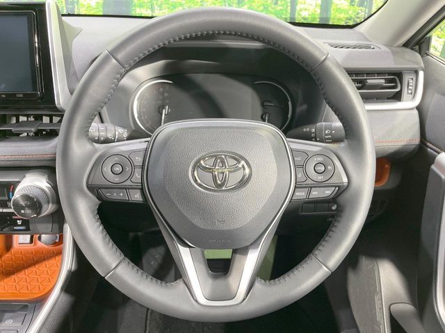 【純正革巻きステアリング】上質な革を使用することで、手にしっかり馴染みとても運転しやすいハンドルです♪