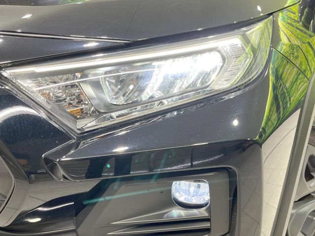【LEDヘッドライト】悪天候や夜間走行時も良好な視界を確保し安心して運転できる高輝度LEDヘッドライトを装備！点灯速度が早く、消費電力も抑えられています。