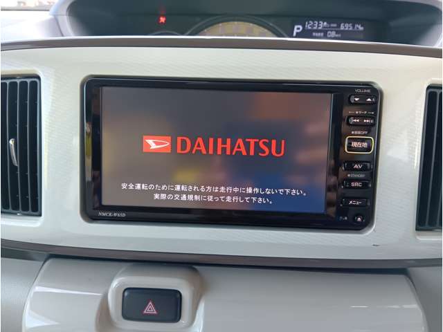 【純正ナビ】人気の純正ナビを装備しております。ナビの使いやすさはもちろん、オーディオ機能も充実！キャンプや旅行はもちろん、通勤や買い物など普段のドライブも楽しくなるはず♪