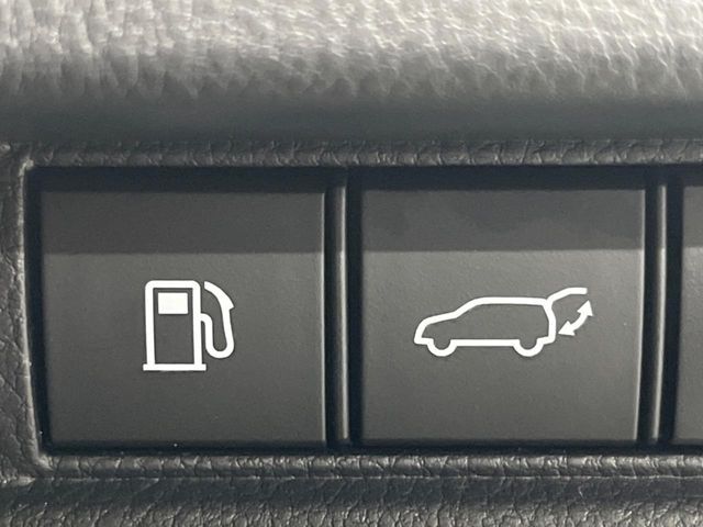 【パワーバックドア】スマートキーや運転席のボタンを押すだけでリアゲートが自動で開閉します！荷物を持っている時や、高い位置にあるバックドアを閉める際に便利な機能です♪
