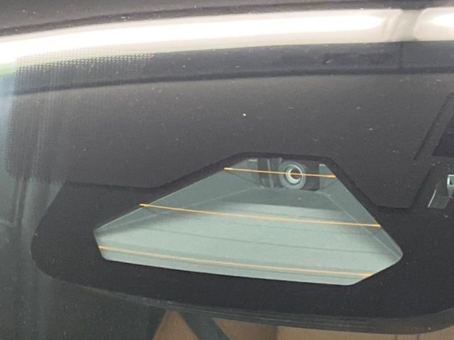 【セーフティシステムプラス】走行中に前方の車両等を認識し、衝突しそうな時は警報とブレーキで衝突回避と被害軽減をアシスト。より安全にドライブをお楽しみいただけます。