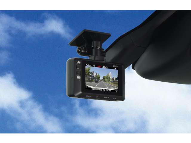 国内ブランドの前方録画ドライブレコーダーをお付けします。