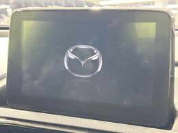 【マツダコネクト】車内の雰囲気にマッチした一体型タイプのディスプレイ。各種車輌設定やBluetooth再生等、様々な機能が楽しめます。専用SDカードのご購入で、ナビ機能も使用出来ます。