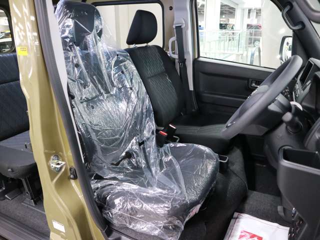 当社販売担当者、仕入担当者、リフトに持ち上げ車検検査員による下廻りチェックをクリアした高品質車を展示しております。