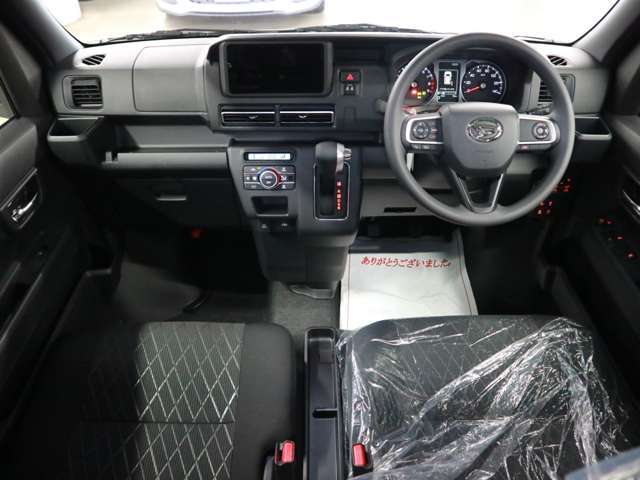 業者によるルームクリーニング実施☆室内の細かい所からエンジンルームまでキレイになった状態でお渡し致します♪