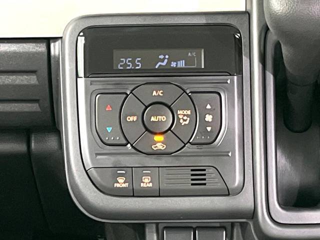【オートエアコン】一度お好みの温度に設定すれば、車内の温度を検知し風量や温度を自動で調整。暑い…寒い…と何度もスイッチ操作をする必要はありません。快適な車内空間には必須の機能ですね♪