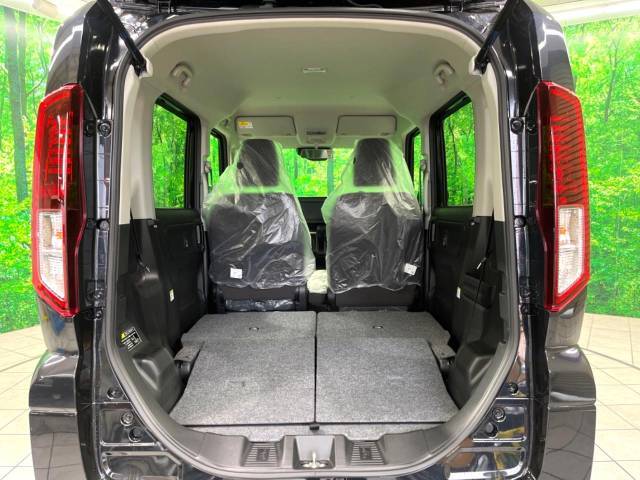 積み下ろしのしやすいデッキにはたっぷりと荷物を積み込んでいただけます。遊びから仕事まで、様々なシーンで頼れます♪
