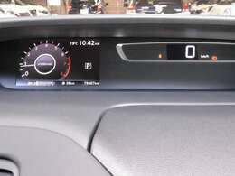 スピードメーターはデジタルで左側にモニターがあり車両情報やアラウンドビューモニターの画像が映し出されます。